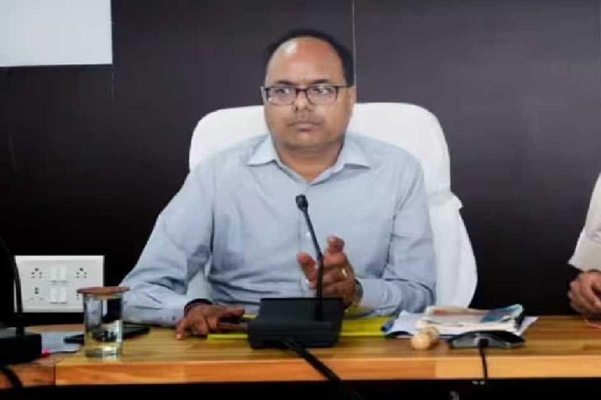 अतिरिक्त पेपर लाने में हुई देरी, प्रश्न पत्र कम होने से पैदा हुई भ्रम की स्थिति : पटना डीएम